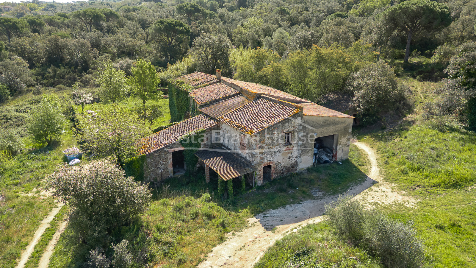 Country house in Calonge with large land, mountain views and original Catalan vault