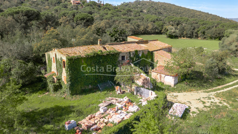 Country house in Calonge with large land, mountain views and original Catalan vault