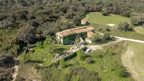 Country house in Calonge with large land, mountain views and original Catalan vault