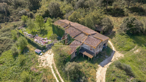 Country house in Calonge with large land, mountain views and original Catalan vault