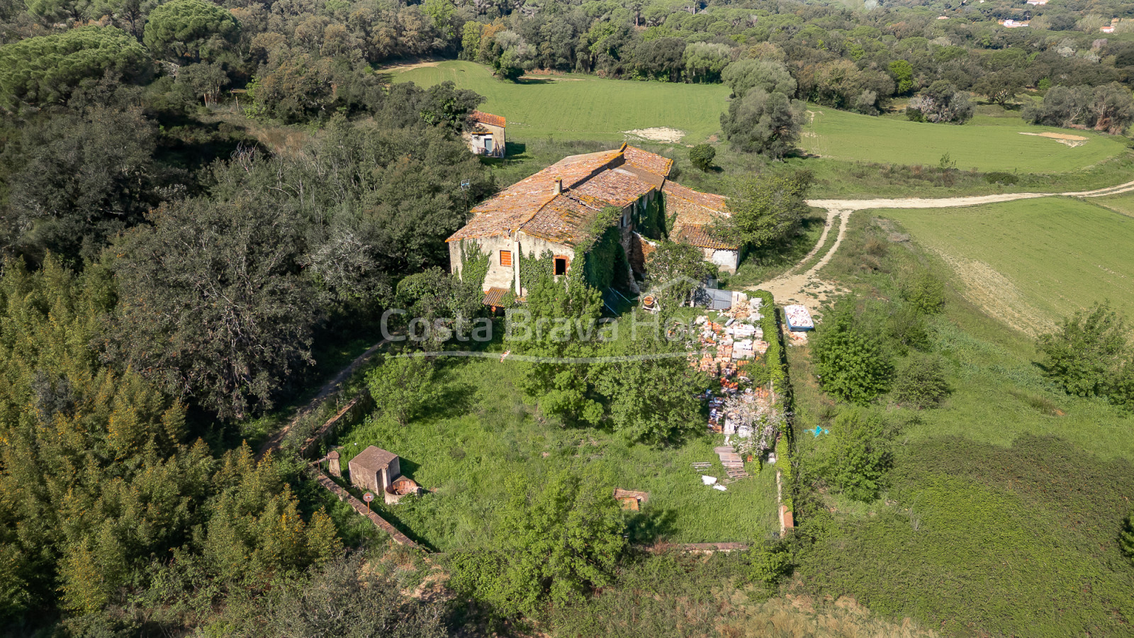 Masia a Calonge amb gran terreny, vistes a muntanya i volta catalana original