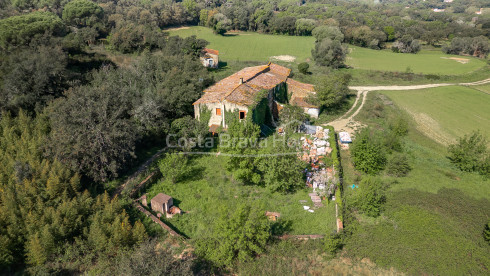 Masia a Calonge amb gran terreny, vistes a muntanya i volta catalana original