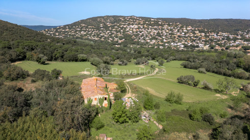 Masía en Calonge con gran terreno, vistas a montaña y bóveda catalana original