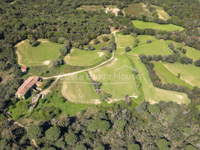 Autèntica masia catalana per rehabilitar en venda a Calonge, amb 16 hectàrees, vistes a les Gavarres i volta original