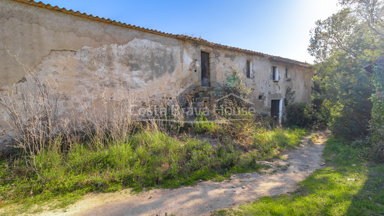 Masía en Calonge con gran terreno, vistas a montaña y bóveda catalana original