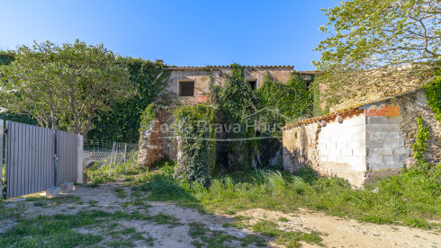 Masia a Calonge amb gran terreny, vistes a muntanya i volta catalana original