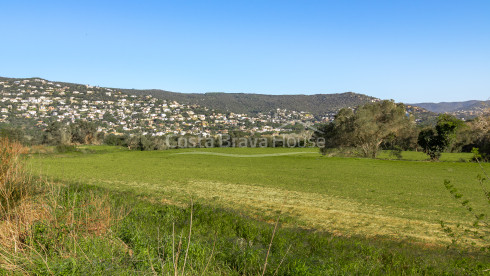 Mas à Calonge avec grand terrain, vue sur la montagne et voûte catalane d’origine