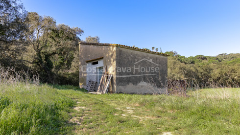Country house in Calonge with large land, mountain views and original Catalan vault