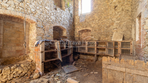 Masía en Calonge con gran terreno, vistas a montaña y bóveda catalana original