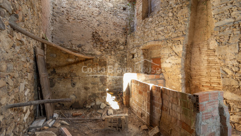 Country house in Calonge with large land, mountain views and original Catalan vault