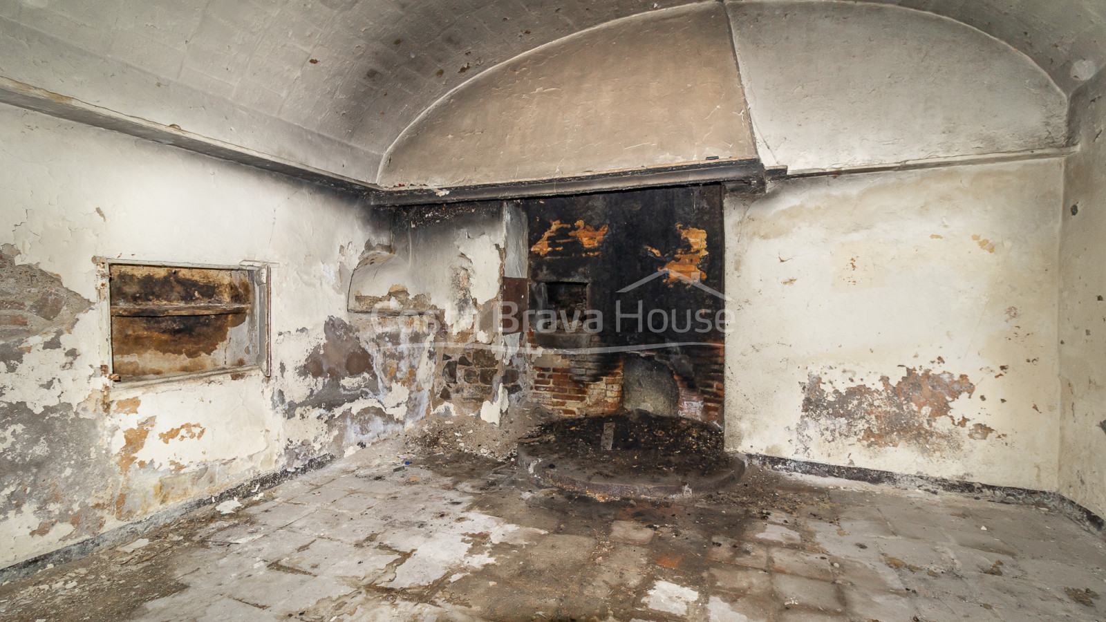 Masía en Calonge con gran terreno, vistas a montaña y bóveda catalana original