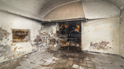 Masía en Calonge con gran terreno, vistas a montaña y bóveda catalana original