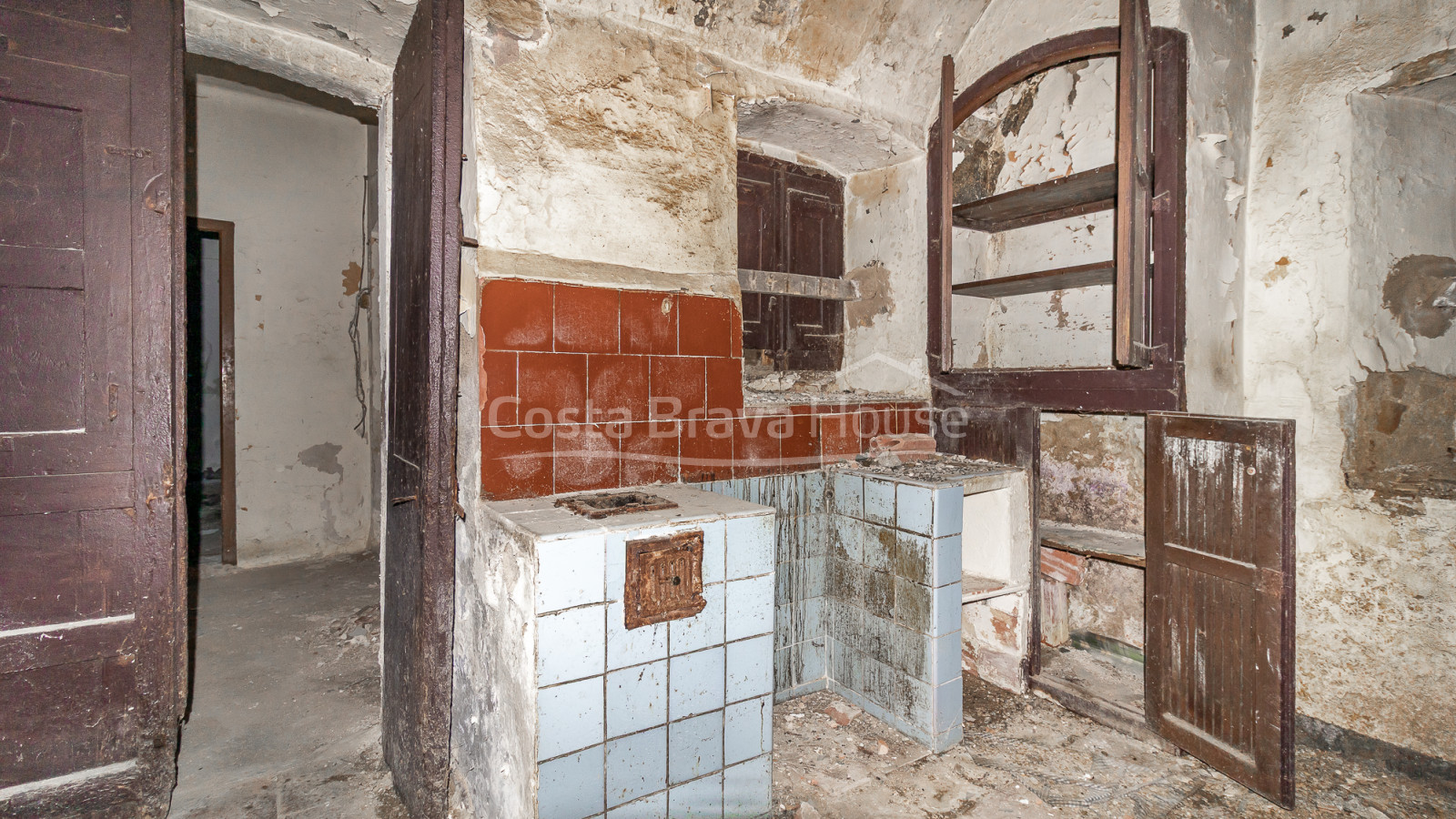 Country house in Calonge with large land, mountain views and original Catalan vault