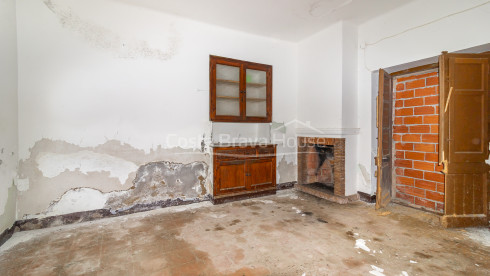 Country house in Calonge with large land, mountain views and original Catalan vault