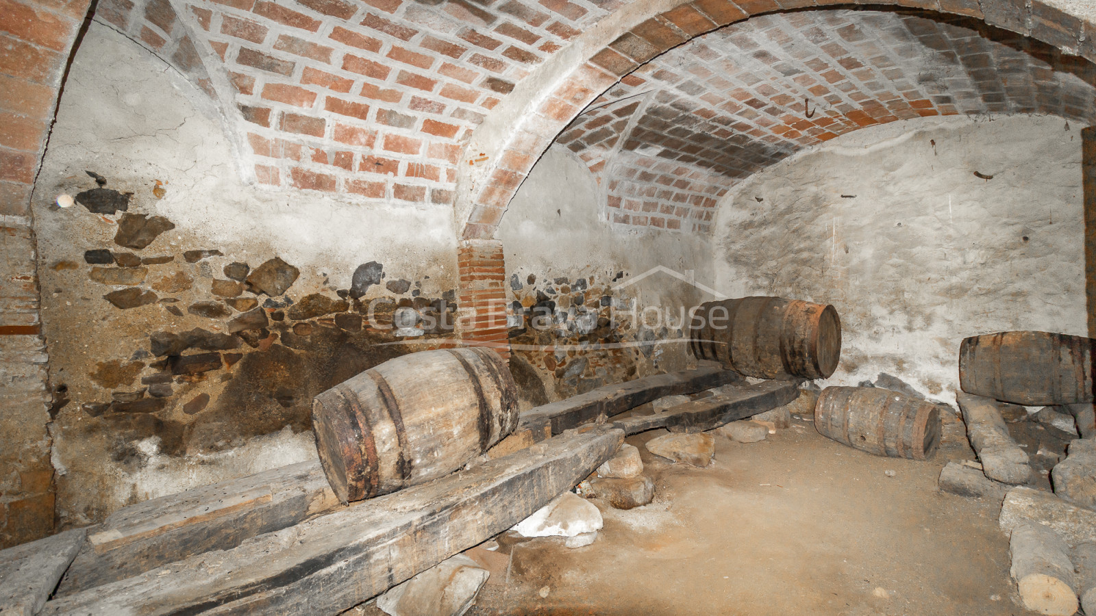 Masía en Calonge con gran terreno, vistas a montaña y bóveda catalana original