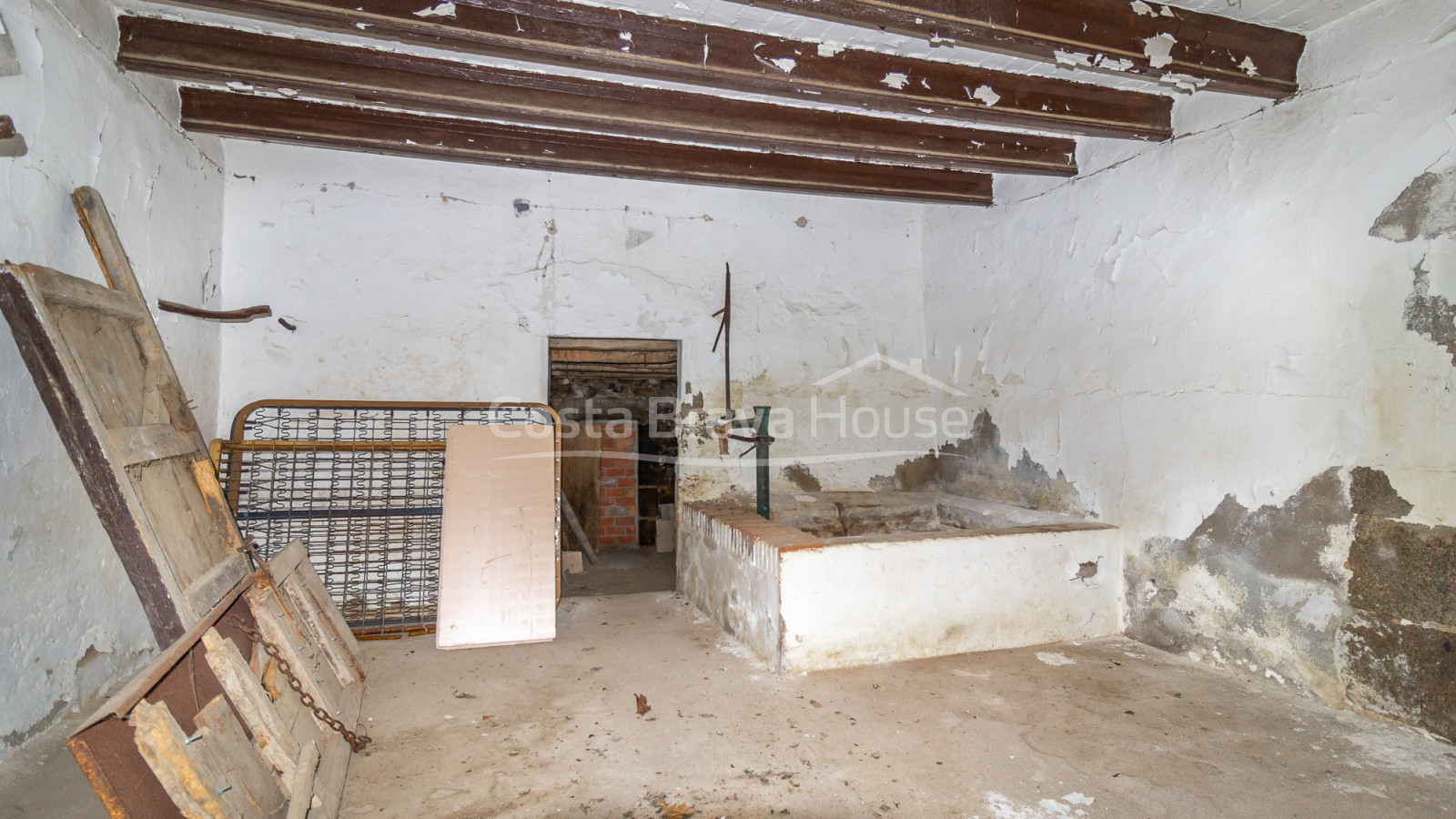 Country house in Calonge with large land, mountain views and original Catalan vault