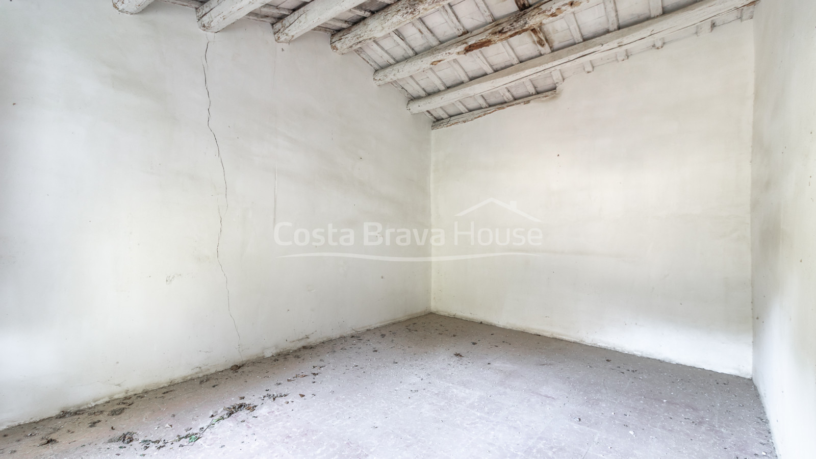 Country house in Calonge with large land, mountain views and original Catalan vault