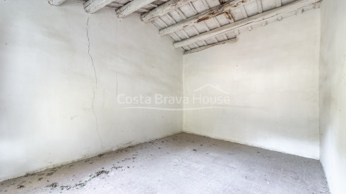 Country house in Calonge with large land, mountain views and original Catalan vault