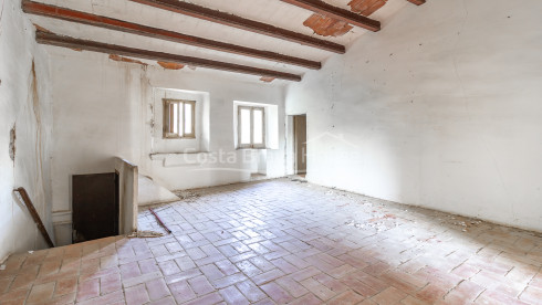 Country house in Calonge with large land, mountain views and original Catalan vault