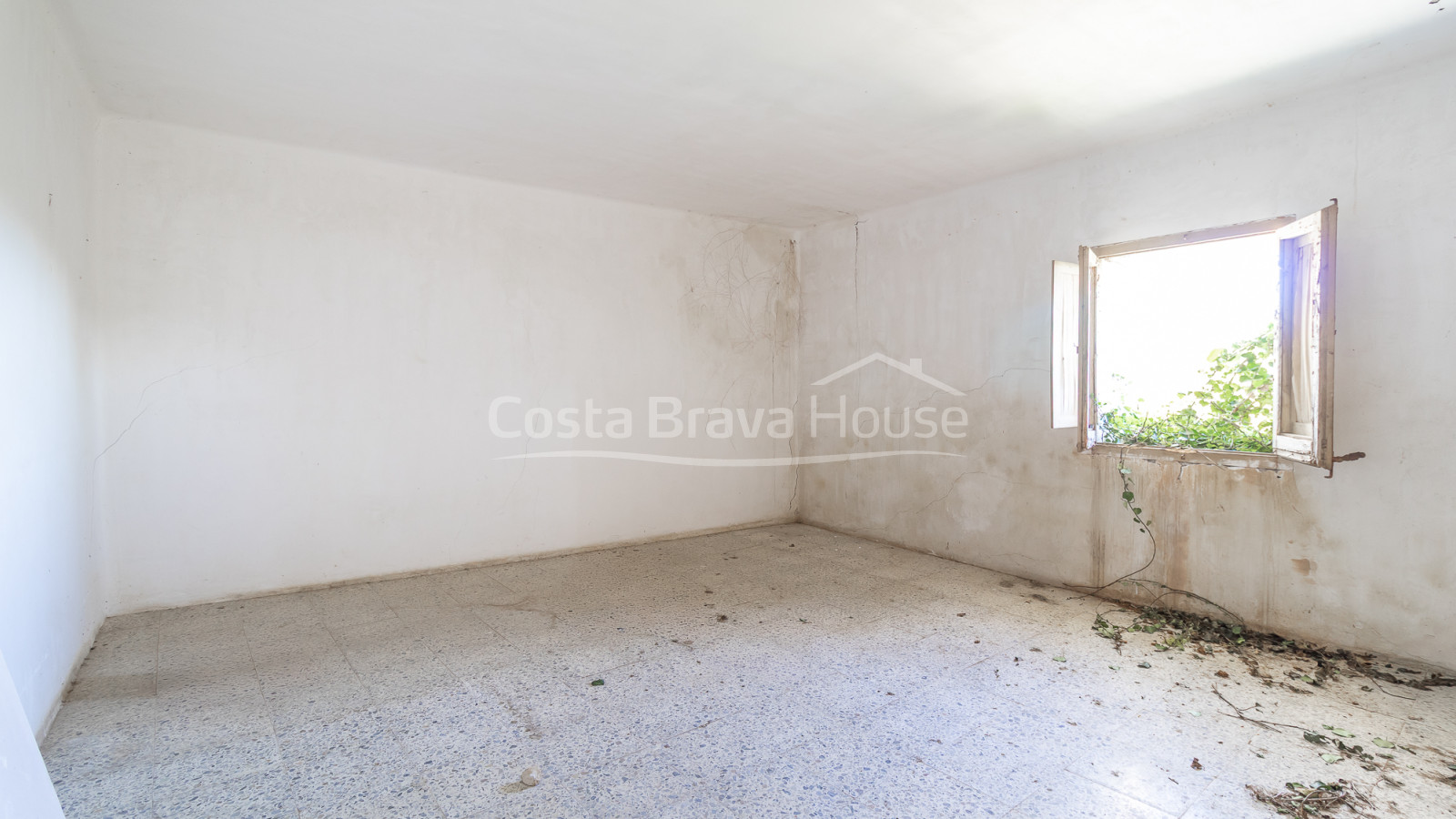 Country house in Calonge with large land, mountain views and original Catalan vault