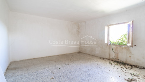 Country house in Calonge with large land, mountain views and original Catalan vault