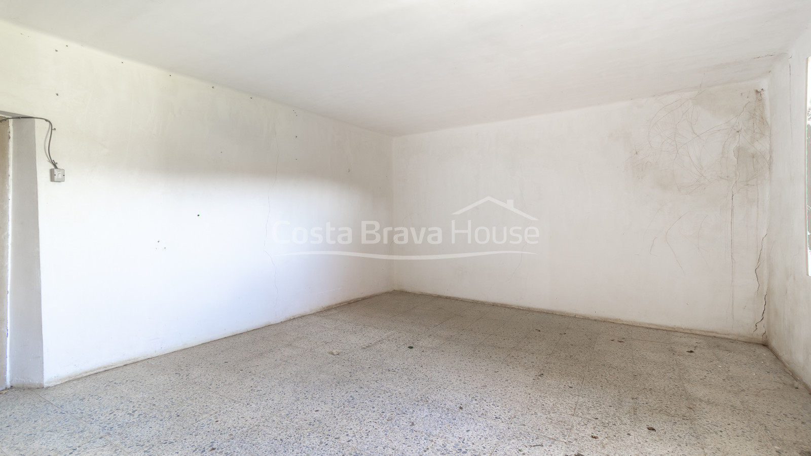 Country house in Calonge with large land, mountain views and original Catalan vault