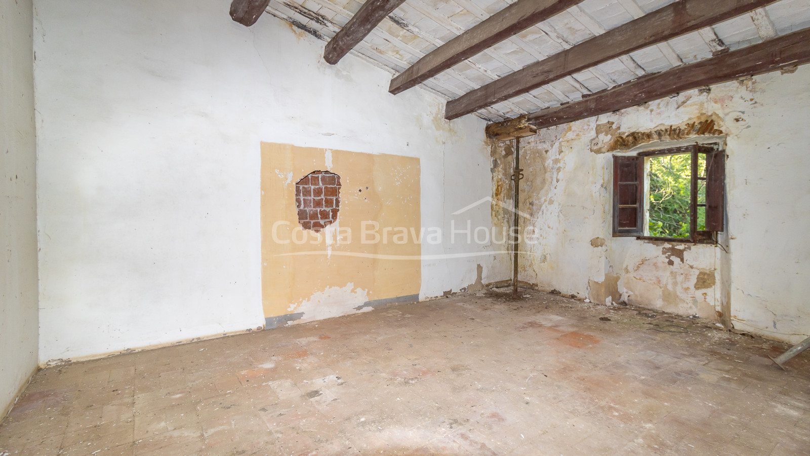 Country house in Calonge with large land, mountain views and original Catalan vault