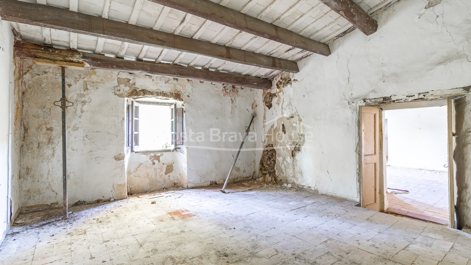 Country house in Calonge with large land, mountain views and original Catalan vault