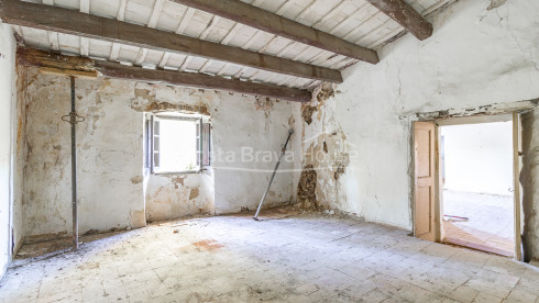 Country house in Calonge with large land, mountain views and original Catalan vault