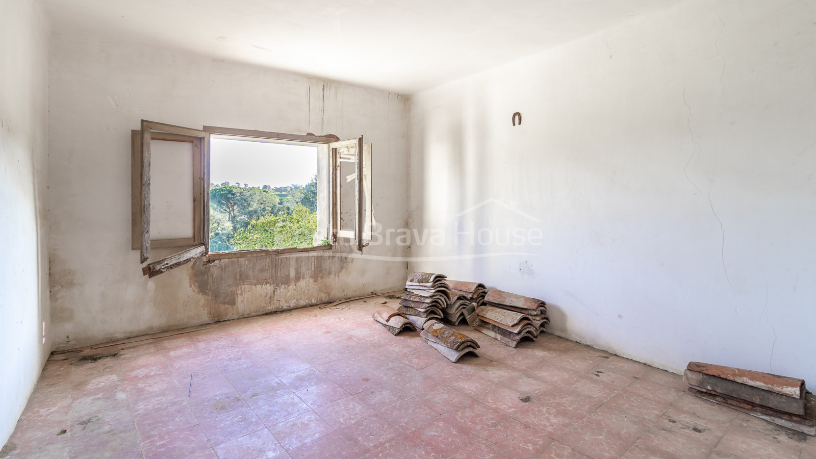 Country house in Calonge with large land, mountain views and original Catalan vault