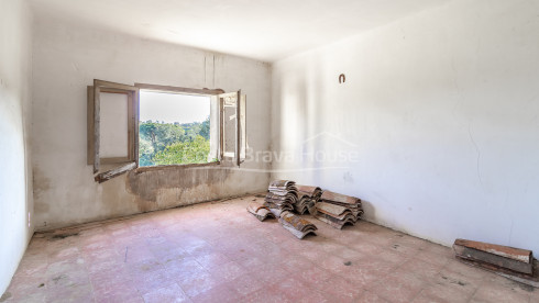 Country house in Calonge with large land, mountain views and original Catalan vault