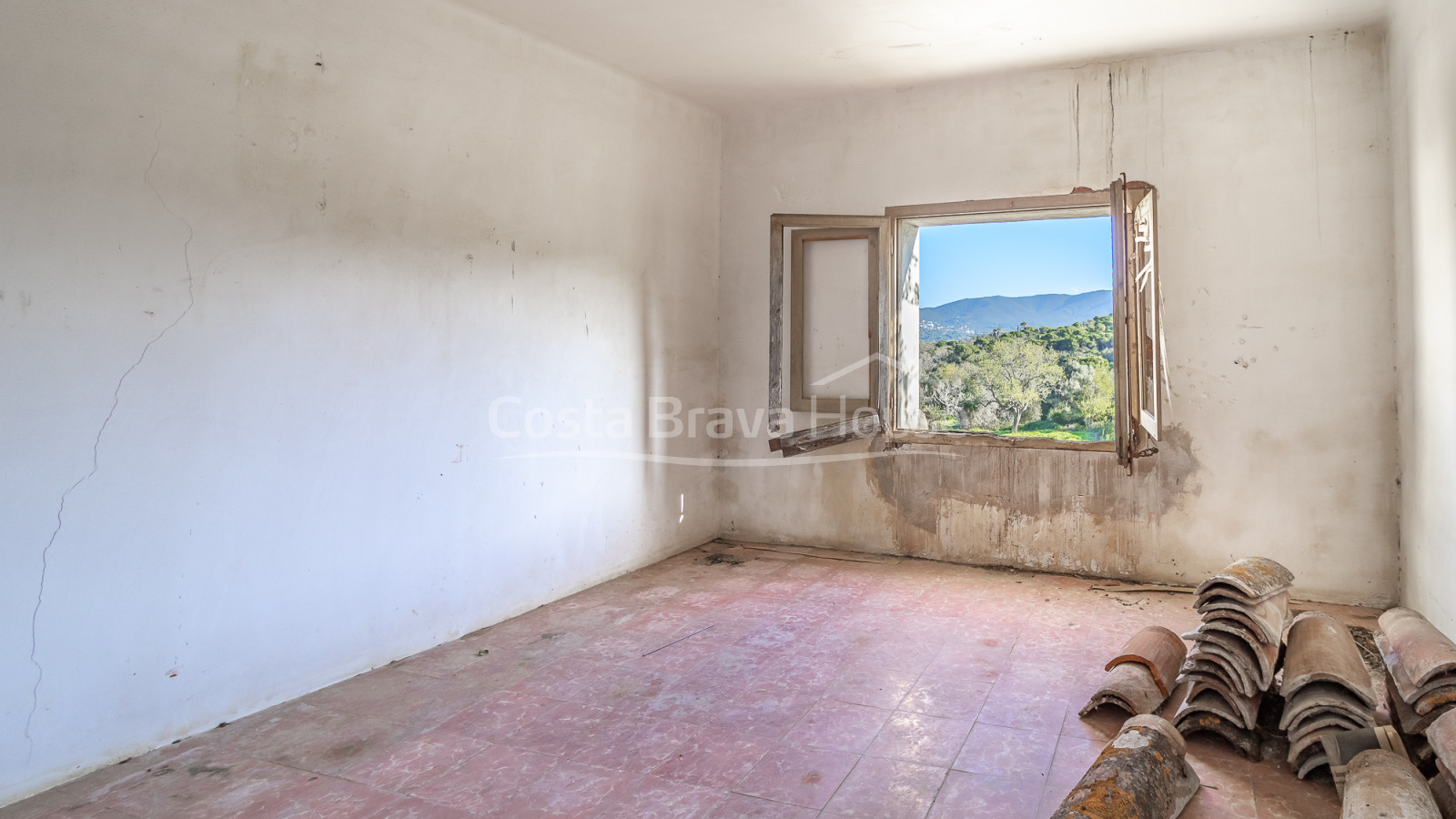 Masia a Calonge amb gran terreny, vistes a muntanya i volta catalana original