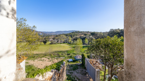 Country house in Calonge with large land, mountain views and original Catalan vault