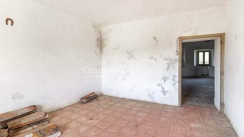 Country house in Calonge with large land, mountain views and original Catalan vault