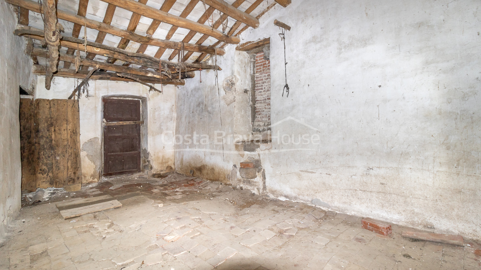 Country house in Calonge with large land, mountain views and original Catalan vault