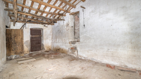 Country house in Calonge with large land, mountain views and original Catalan vault