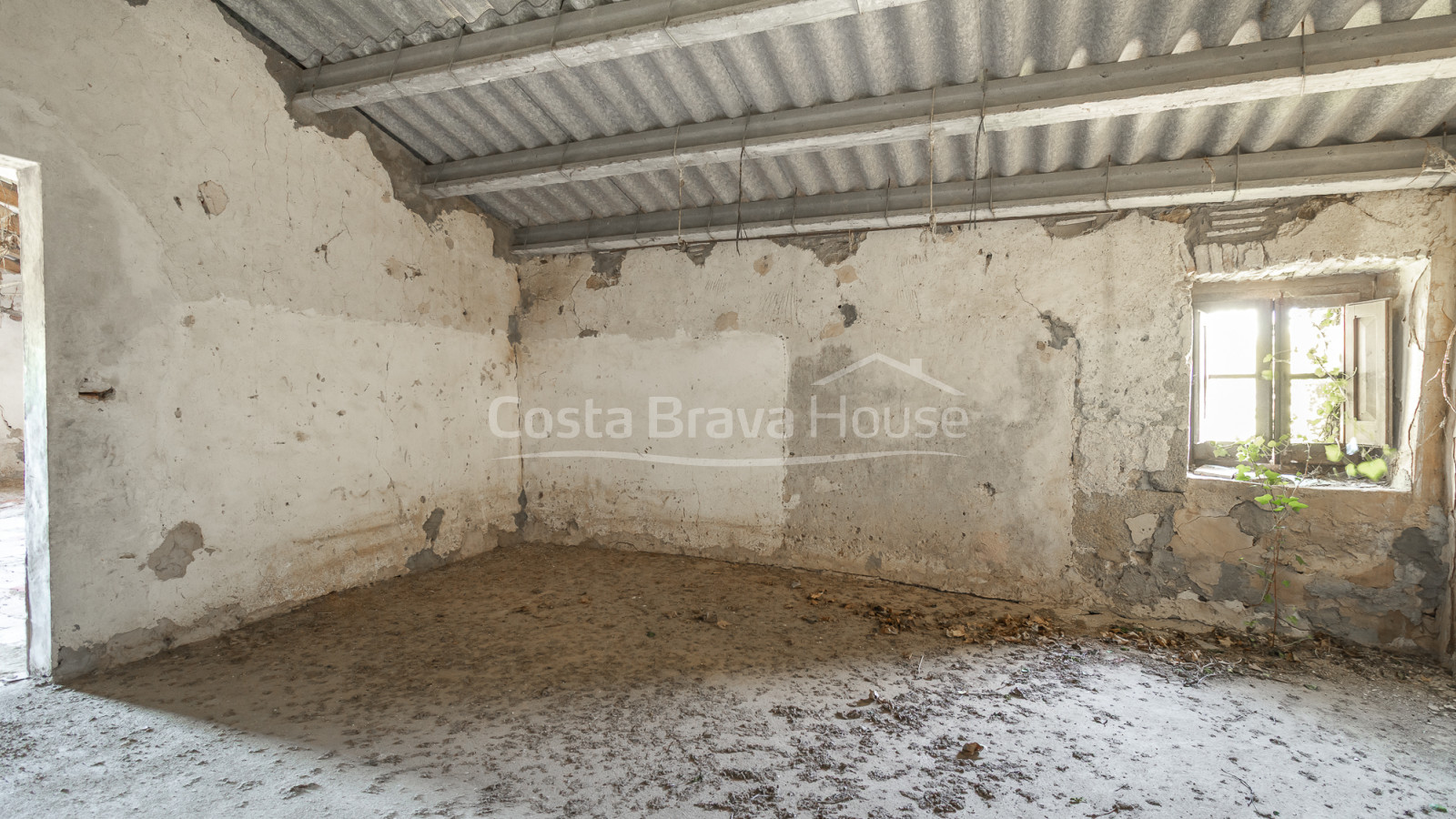 Country house in Calonge with large land, mountain views and original Catalan vault
