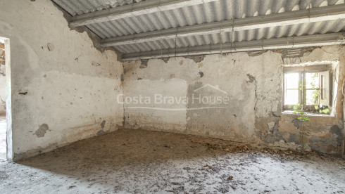 Country house in Calonge with large land, mountain views and original Catalan vault