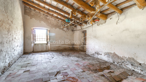 Country house in Calonge with large land, mountain views and original Catalan vault