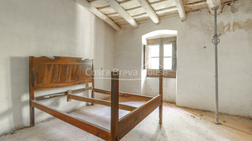 Masia a Calonge amb gran terreny, vistes a muntanya i volta catalana original