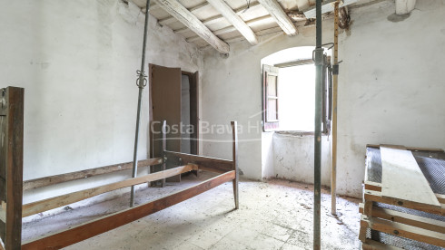 Masia a Calonge amb gran terreny, vistes a muntanya i volta catalana original