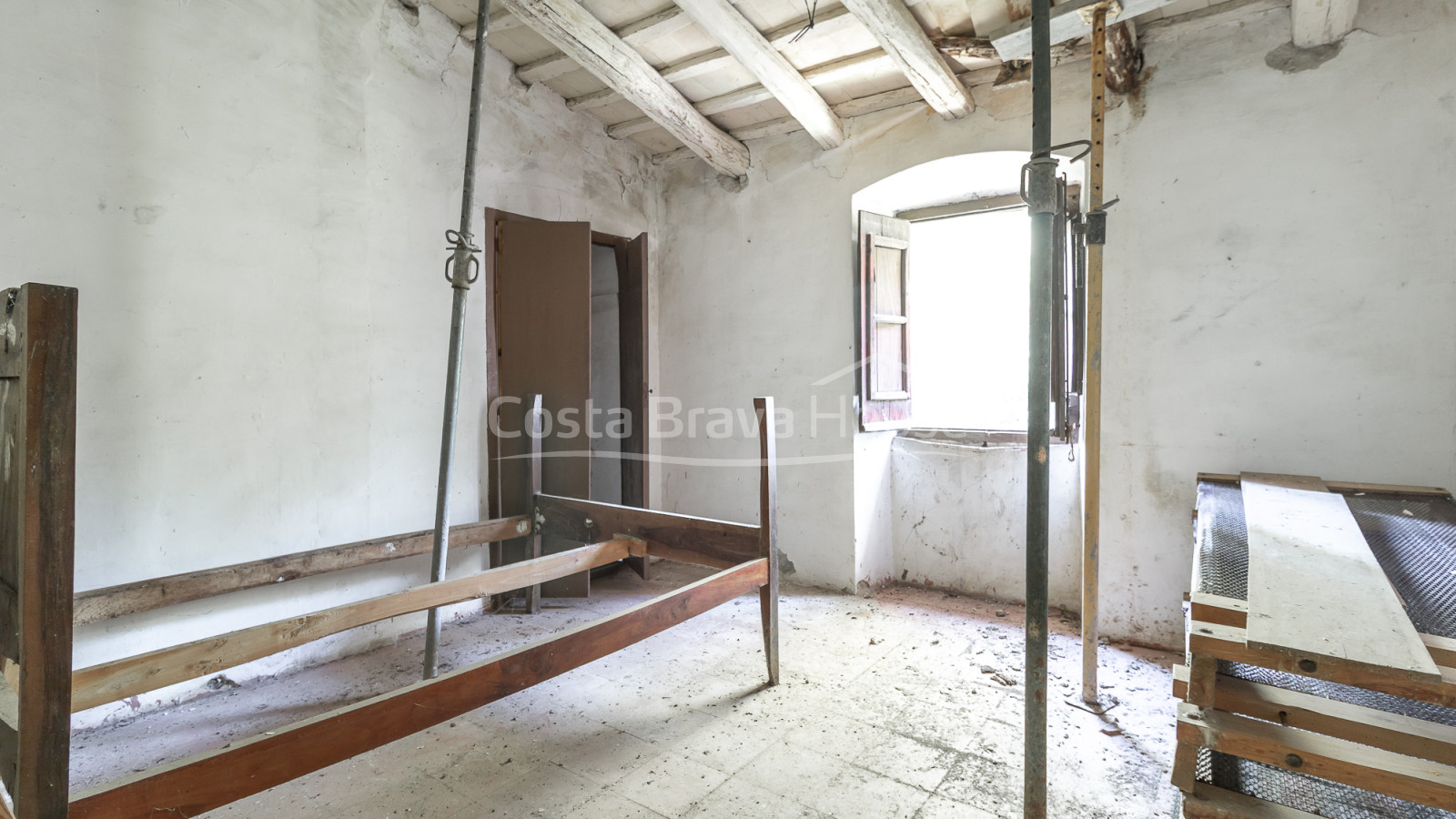 Country house in Calonge with large land, mountain views and original Catalan vault