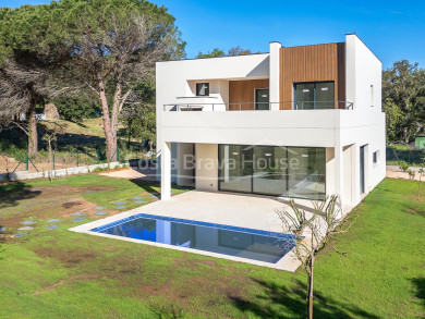 Vivienda de lujo de obra nueva en Calella de Palafrugell, cerca del mar y con piscina privada