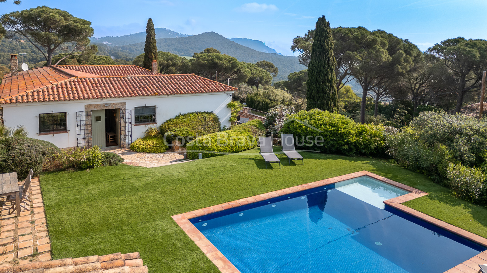 Casa en Begur con piscina privada, jardín amplio y licencia turística en zona tranquila
