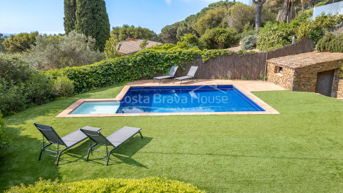 Casa en Begur con piscina privada, jardín amplio y licencia turística en zona tranquila