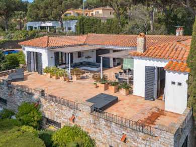 Casa en venta en Begur con piscina privada, licencia turística y máxima privacidad en urbanización Casa de Campo