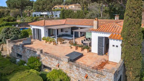 Casa en Begur con piscina privada, jardín amplio y licencia turística en zona tranquila