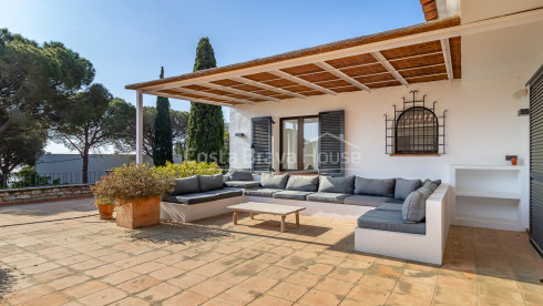 Casa en Begur con piscina privada, jardín amplio y licencia turística en zona tranquila