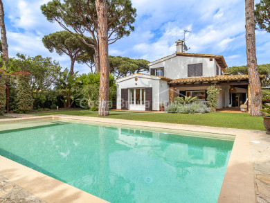 Semi-detached house for sale in Mont-ras with private pool, 5 bedrooms, garden and glass wine cellar