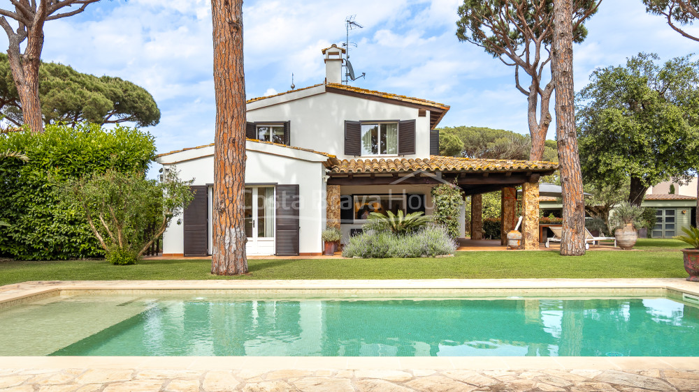 Xalet aparellat a Mont-ras amb piscina privada i jardí mediterrani exclusiu